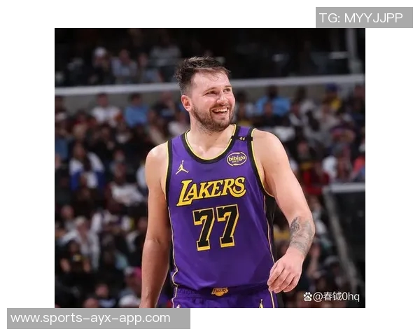 东契奇瘦身显成效半场高效得分22分展现攻防全能实力 东契奇瘦身显成效半场高效得分22分展现攻防全能实力