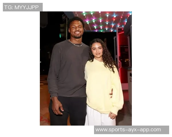 詹姆斯小儿子布莱斯与女友甜蜜合影引发网友热议与祝福 詹姆斯小儿子布莱斯与女友甜蜜合影引发网友热议与祝福